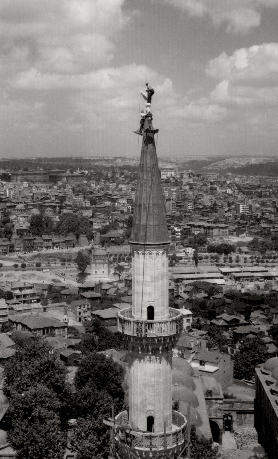 Daredevil Photos of People at The Extreme Heights from the Past that Will Make You Dizzy