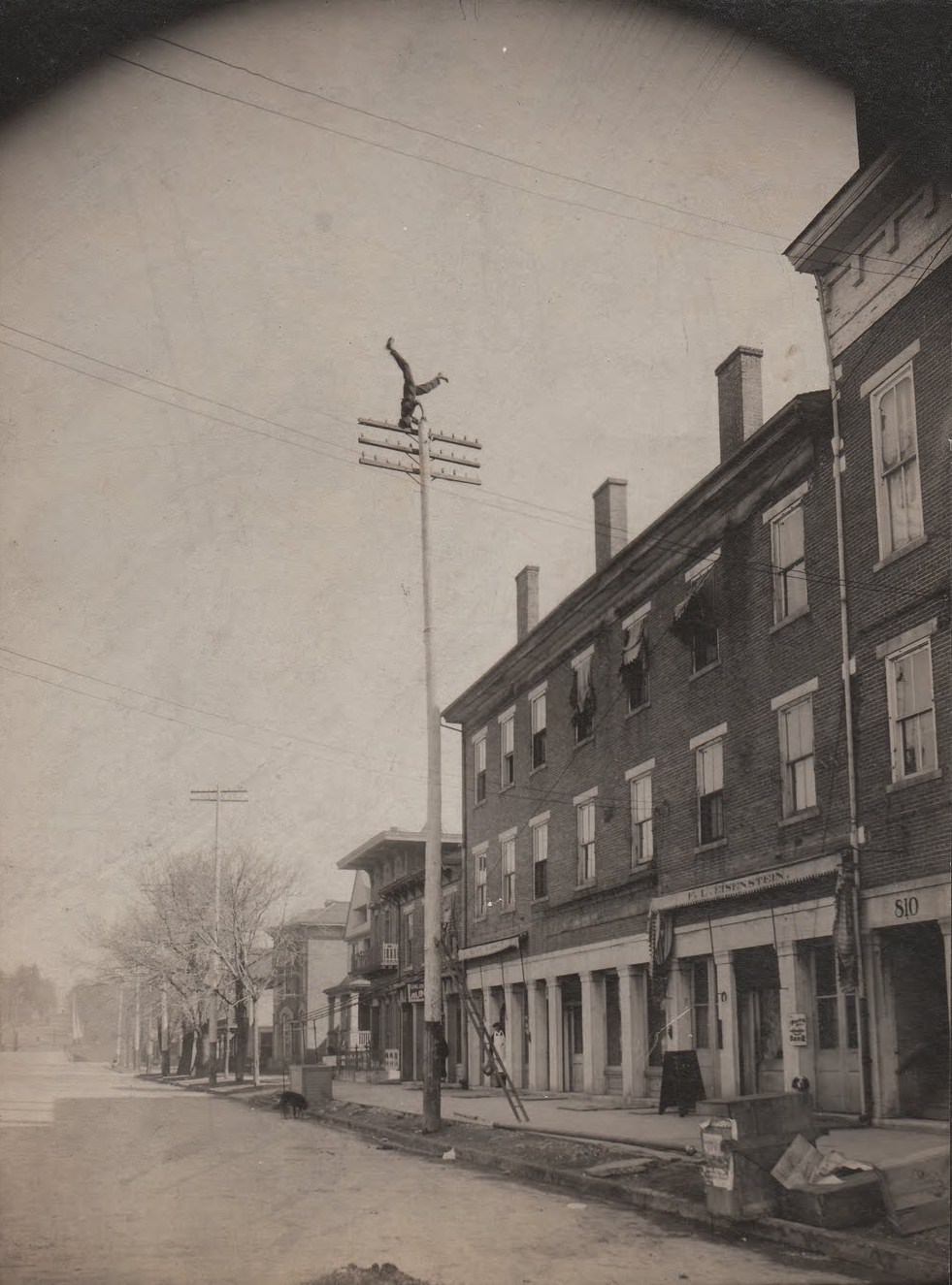 Daredevil Photos of People at The Extreme Heights from the Past that Will Make You Dizzy