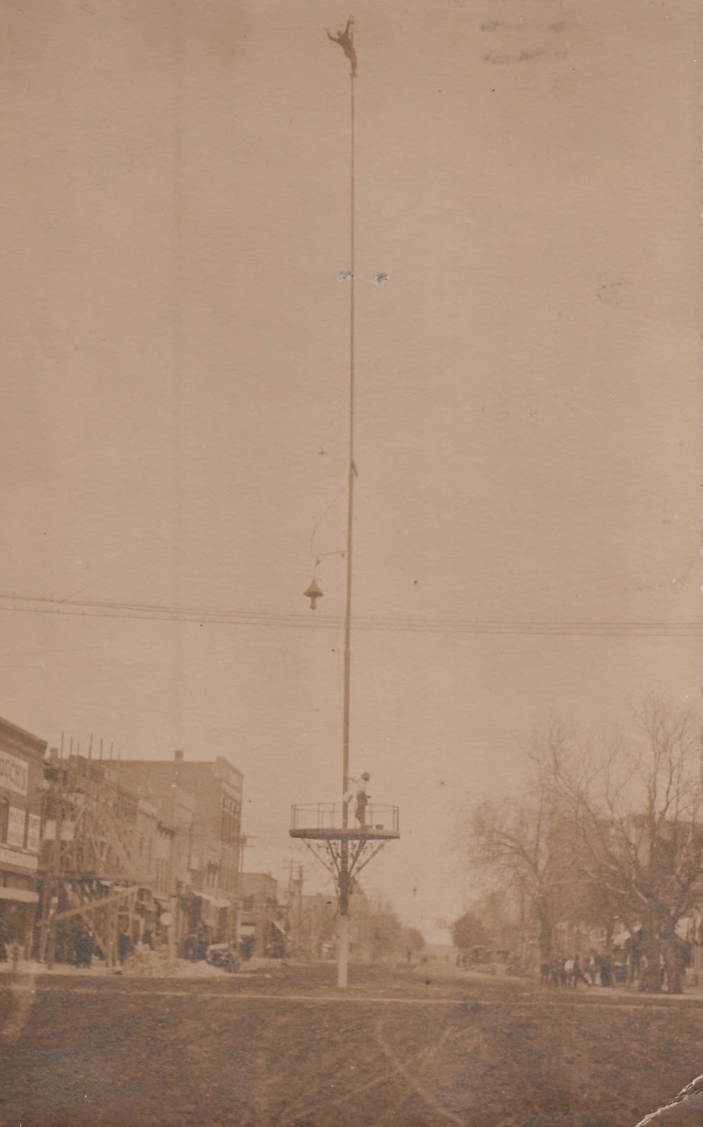 Daredevil Photos of People at The Extreme Heights from the Past that Will Make You Dizzy