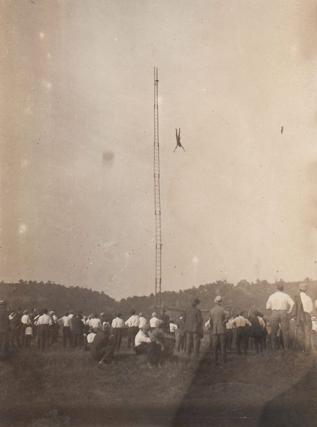 Daredevil Photos of People at The Extreme Heights from the Past that Will Make You Dizzy