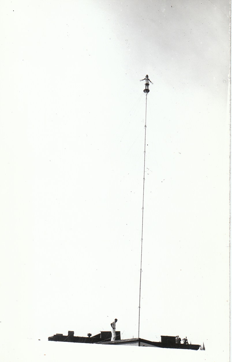 Daredevil Photos of People at The Extreme Heights from the Past that Will Make You Dizzy