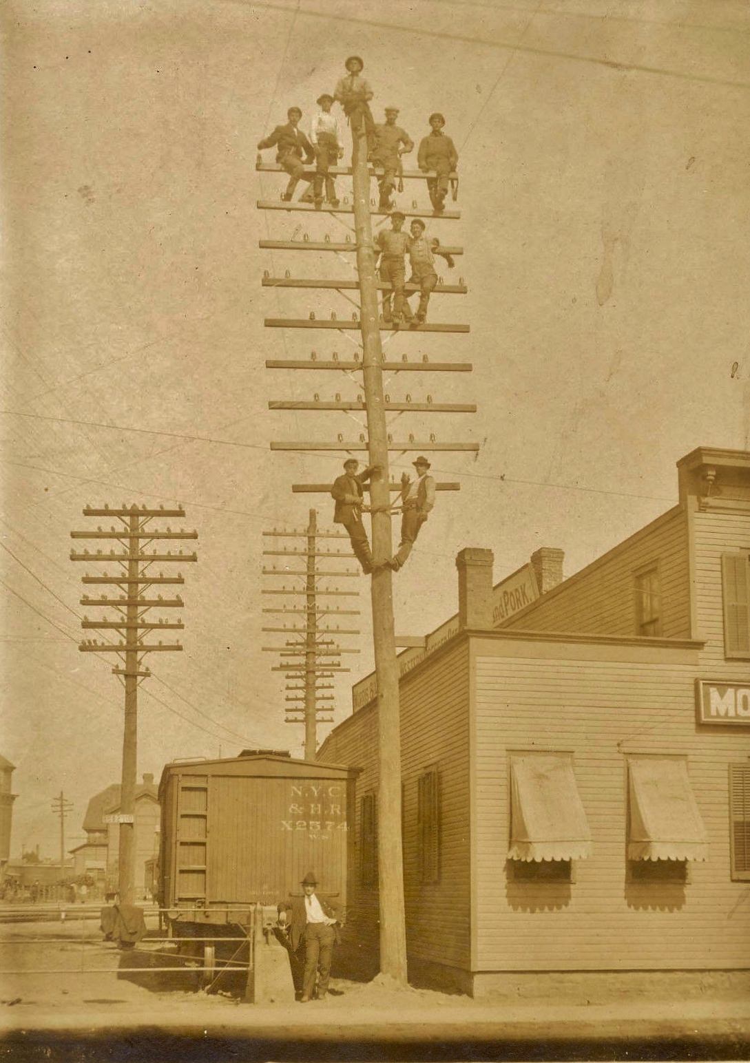 Daredevil Photos of People at The Extreme Heights from the Past that Will Make You Dizzy