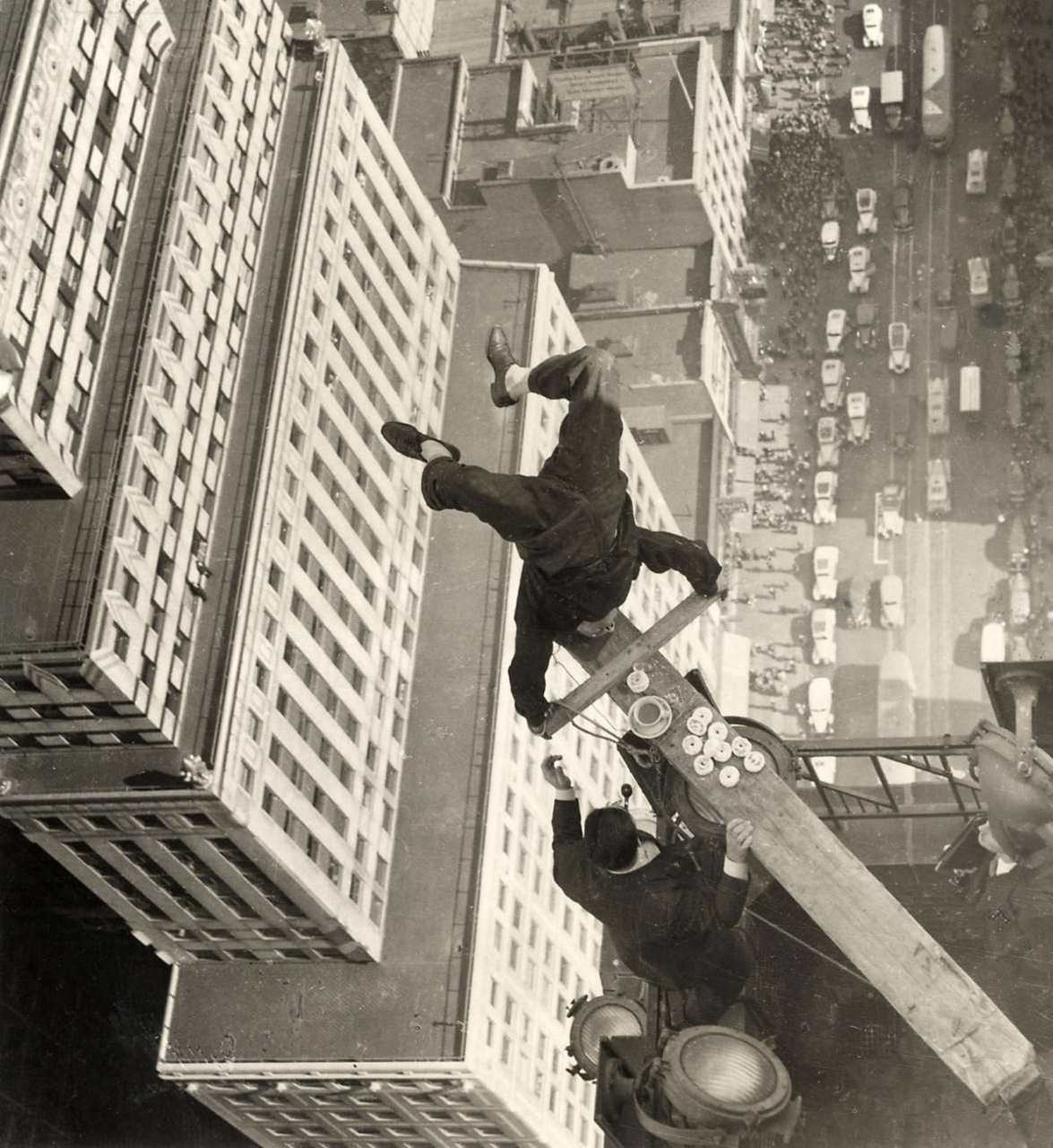 Daredevil Photos of People at The Extreme Heights from the Past that Will Make You Dizzy