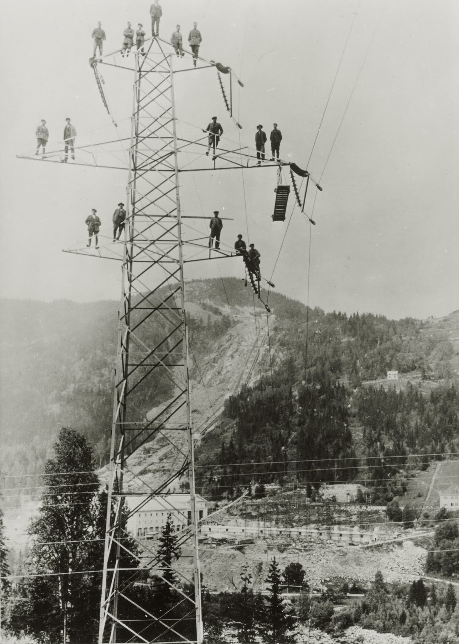 Daredevil Photos of People at The Extreme Heights from the Past that Will Make You Dizzy