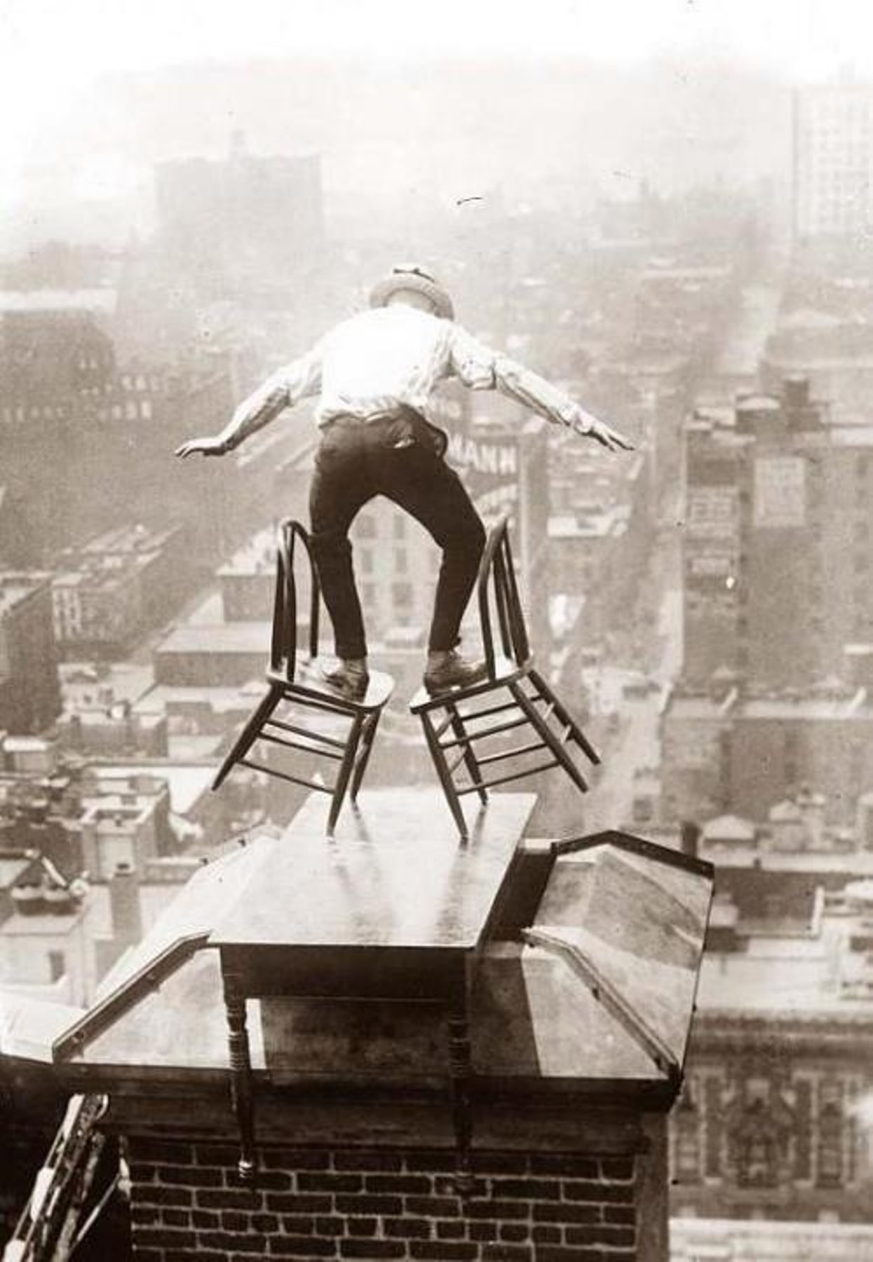 Daredevil Photos of People at The Extreme Heights from the Past that Will Make You Dizzy