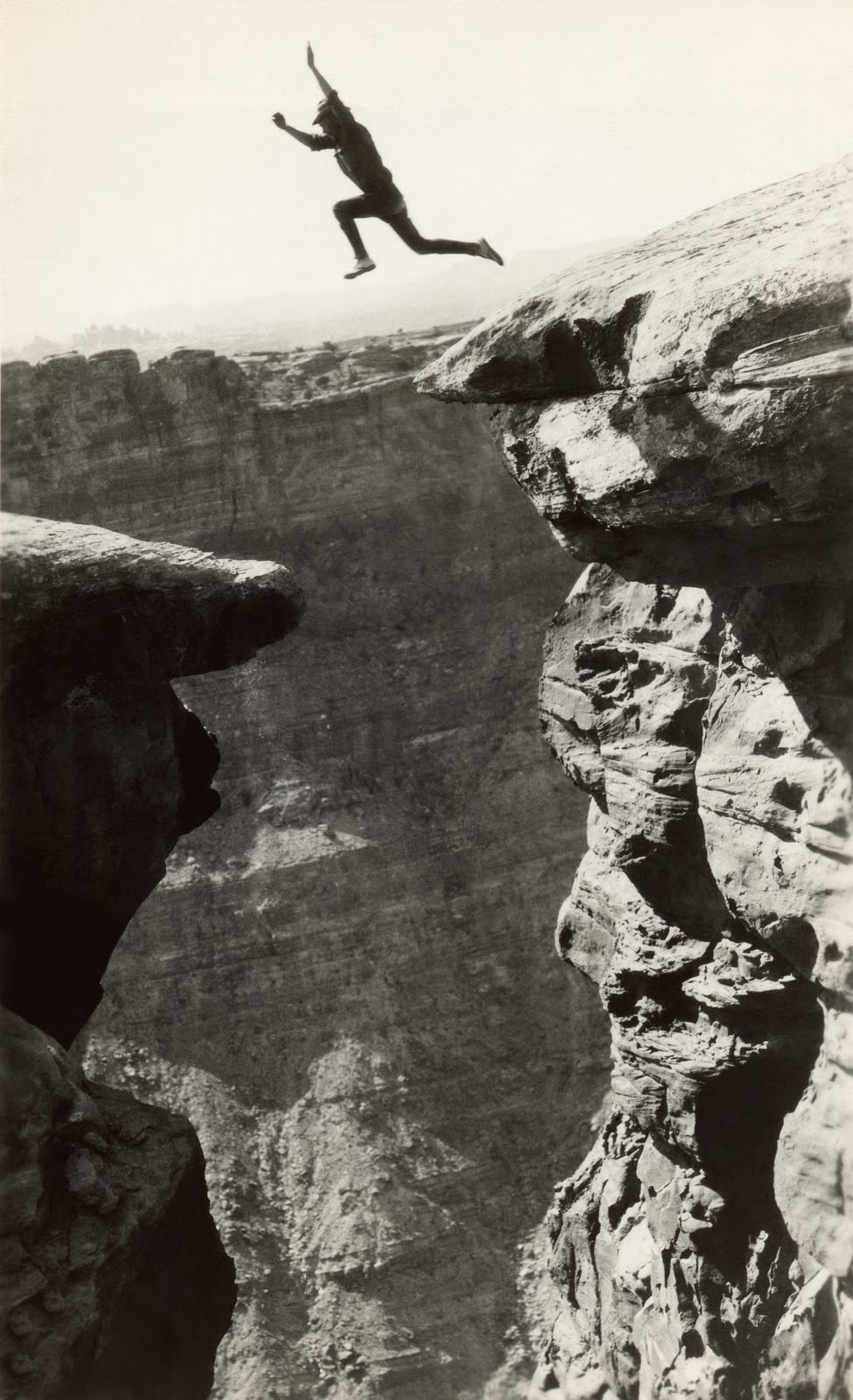 Daredevil Photos of People at The Extreme Heights from the Past that Will Make You Dizzy