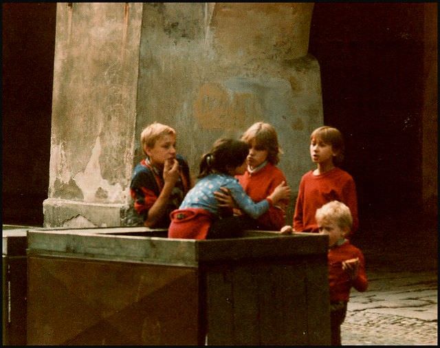 The children are playing in an empty market stall in the Rykíssa district