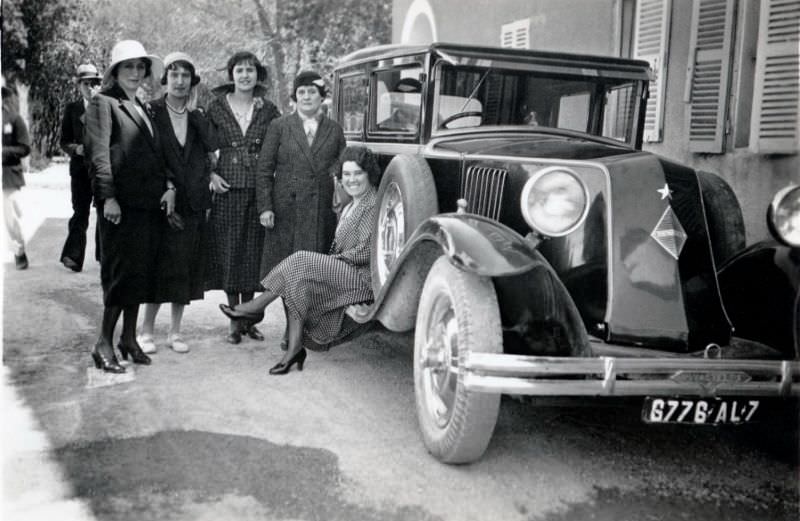 Five well-to-do French ladies posing with a Renault Vivastella.