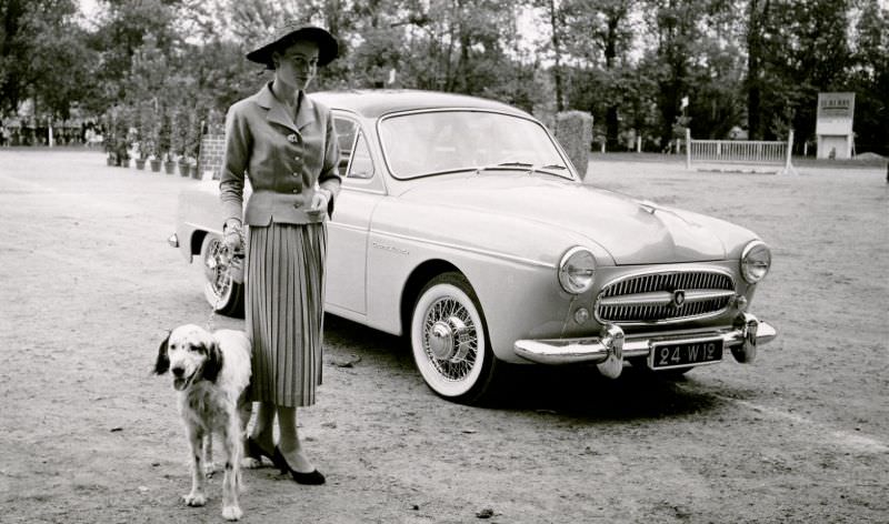 An elegant lady and her English Setter posing with a Renault Frégate, circa 1956
