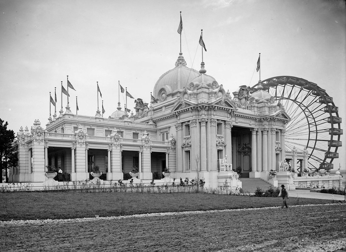 Statues of Abraham Lincoln and Ulysses S. Grant flank the entrance to the Illinois State building, photographed at the 1904 World's Fair in June 1904.