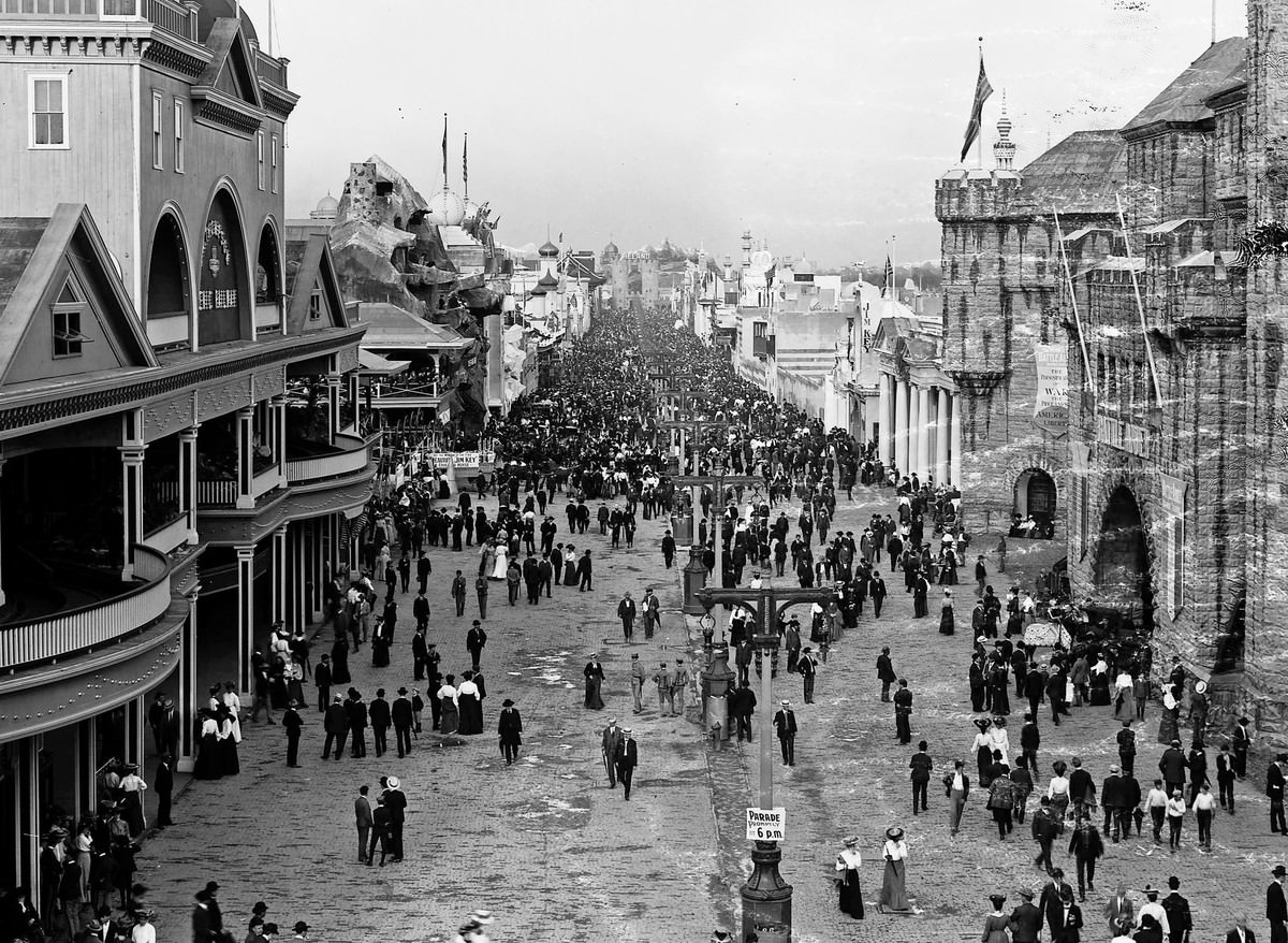 A view of fair visitors crowding the Pike on Pike Day, June 4, 1904. The Pike was the main thoroughfare of amusement concessions at the fair.