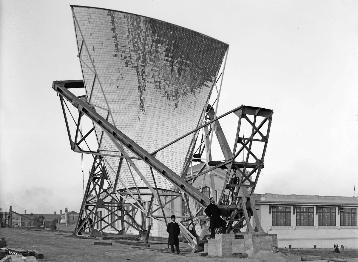 The Pyrheliophor, a device invented by Manual Antonio Gomes (bottom right), a Portuguese priest known as Father Himalaya.