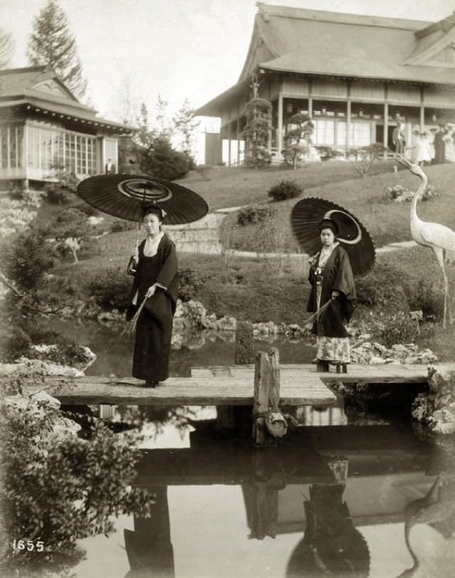 Japanese women in the Japanese Garden at the 1904 World's Fair, 1904