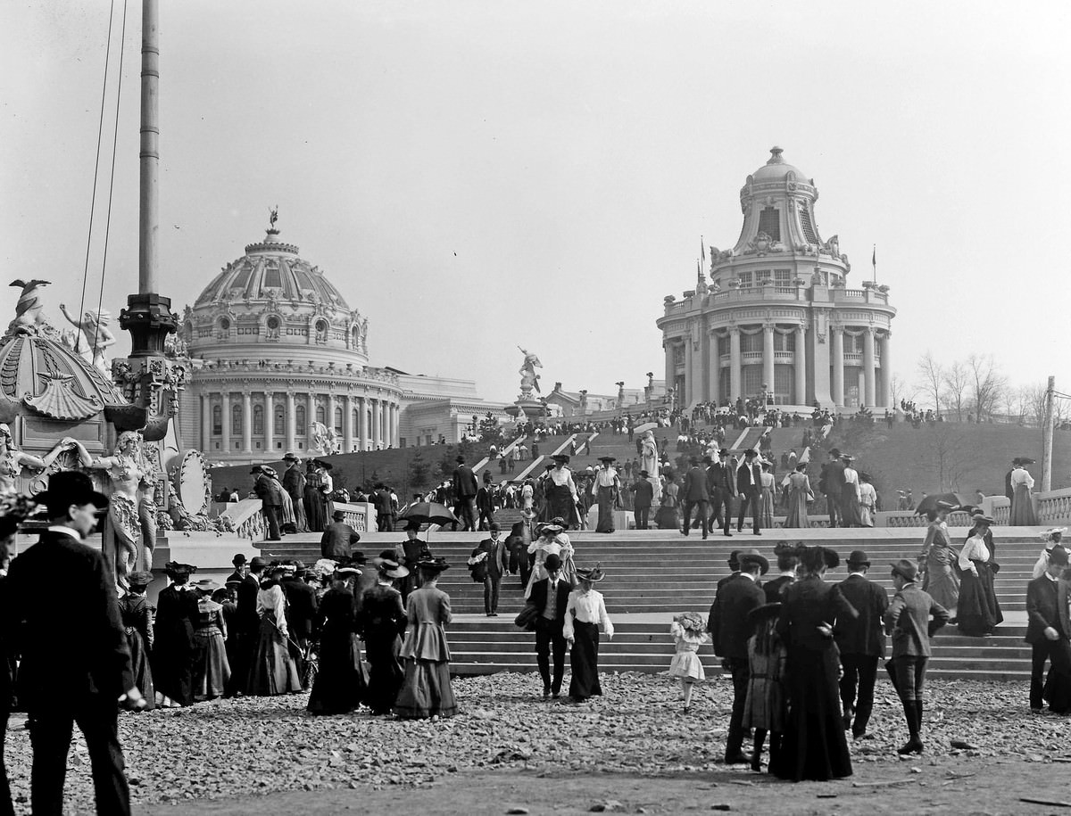 Fairgoers approach Festival Hall and the West Restaurant in April 1904.