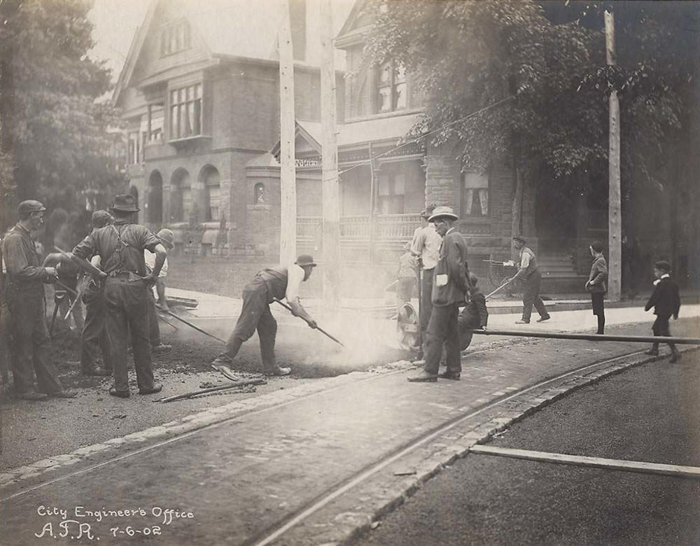 Laying asphalt on Elm Avenue, 1902