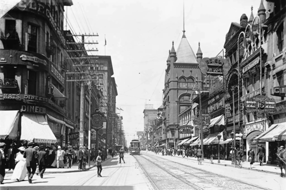Yonge looking north from Temperance, 1903