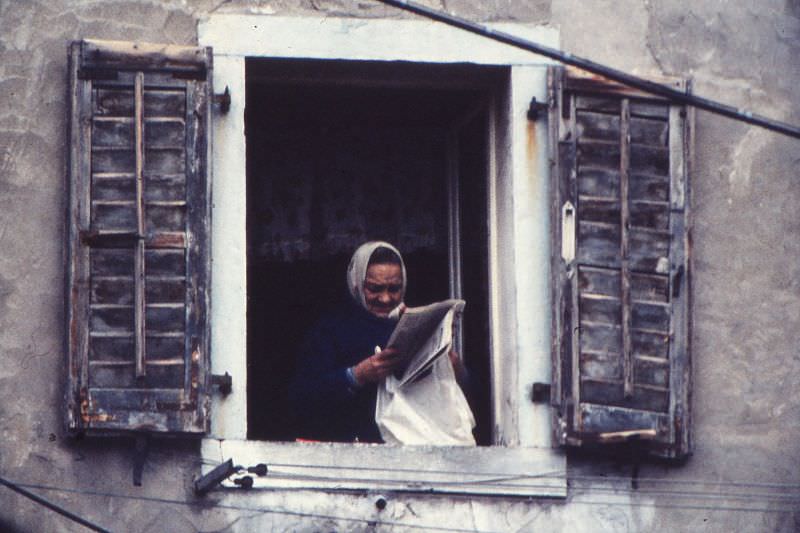 Reading newspaper, Via delle Mura