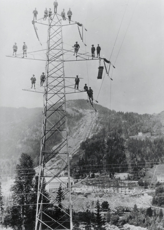 Stunning Photos of Linemen Working on Wooden Utility Poles from the Early 1900s