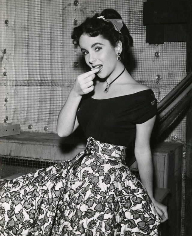 Gorgeous Photos of 16-year-old Elizabeth Taylor during the filming of 'A Date with Judy,' 1948