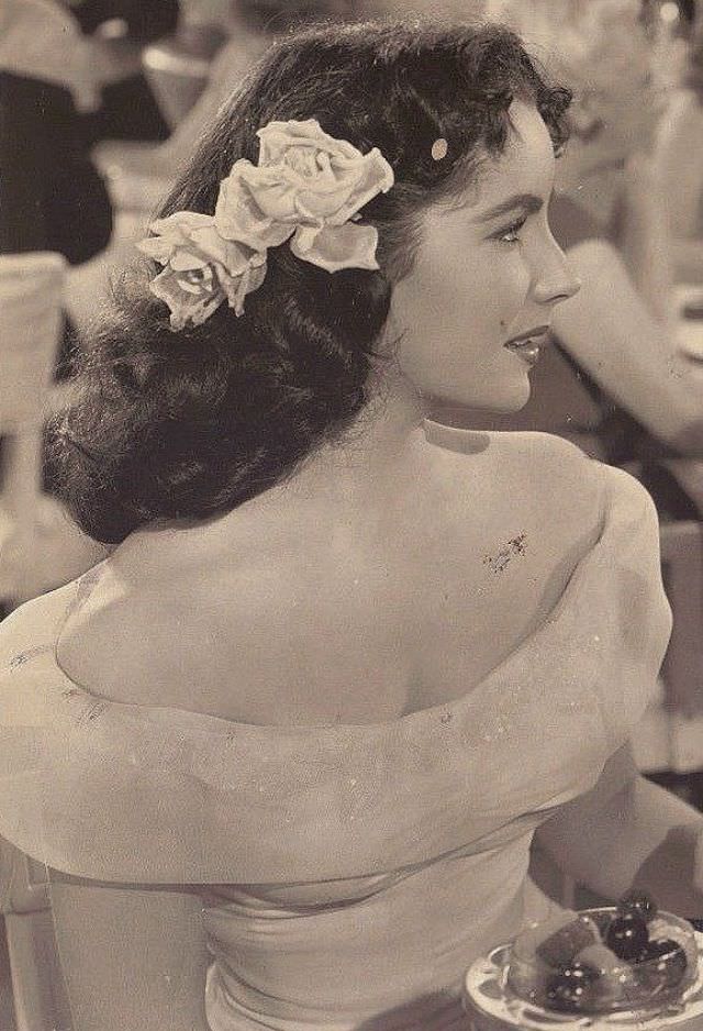 Gorgeous Photos of 16-year-old Elizabeth Taylor during the filming of 'A Date with Judy,' 1948