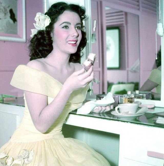 Gorgeous Photos of 16-year-old Elizabeth Taylor during the filming of 'A Date with Judy,' 1948