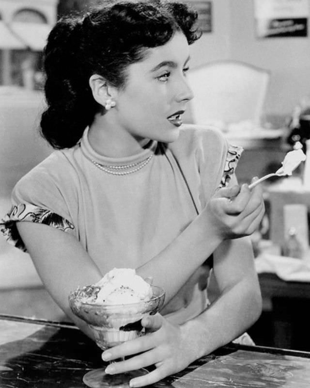 Gorgeous Photos of 16-year-old Elizabeth Taylor during the filming of 'A Date with Judy,' 1948