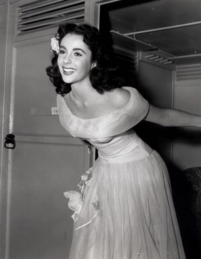 Gorgeous Photos of 16-year-old Elizabeth Taylor during the filming of 'A Date with Judy,' 1948