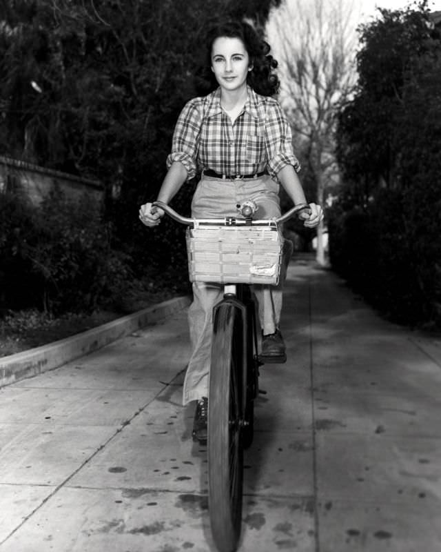 Gorgeous Photos of 16-year-old Elizabeth Taylor during the filming of 'A Date with Judy,' 1948