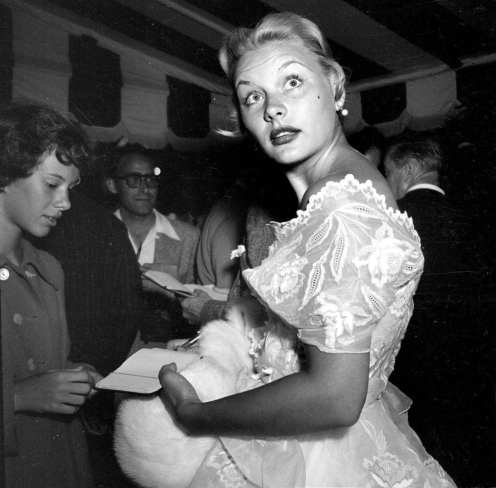 Barbara Payton signs autographs for fans outside Mocambo, 1951.