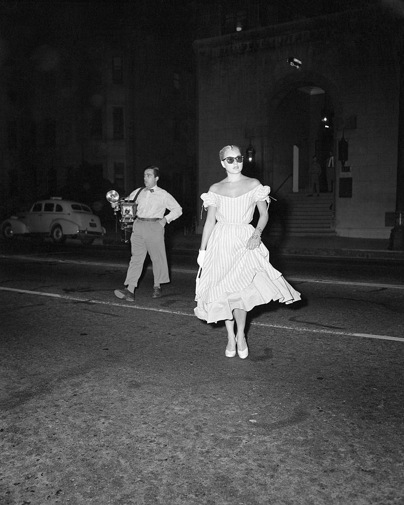 Barbara Payton returning from the hospital and photographers waiting for her, 1951.