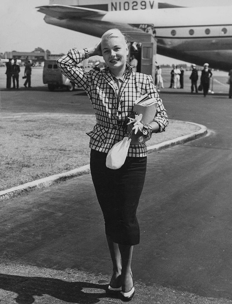 Barbara Payton arriving to start filming 'Foursided Triangle' in Britain, 1952.