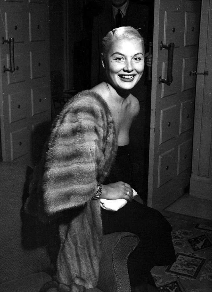 Barbara Payton in her hotel room in London, 1952.