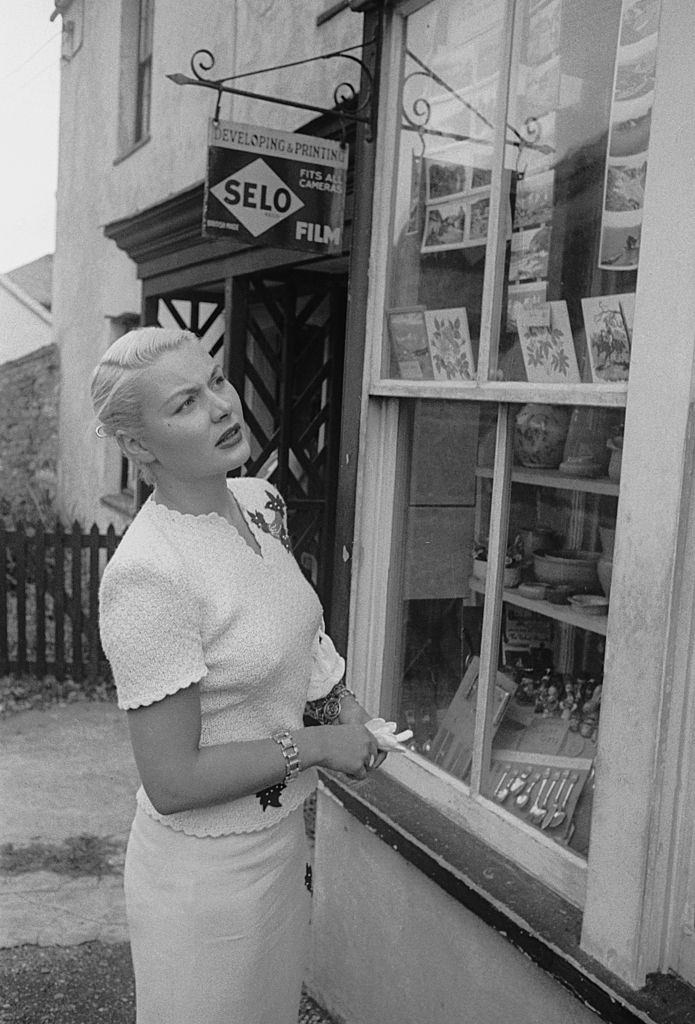 Barbara Payton in Weymouth, 1952.