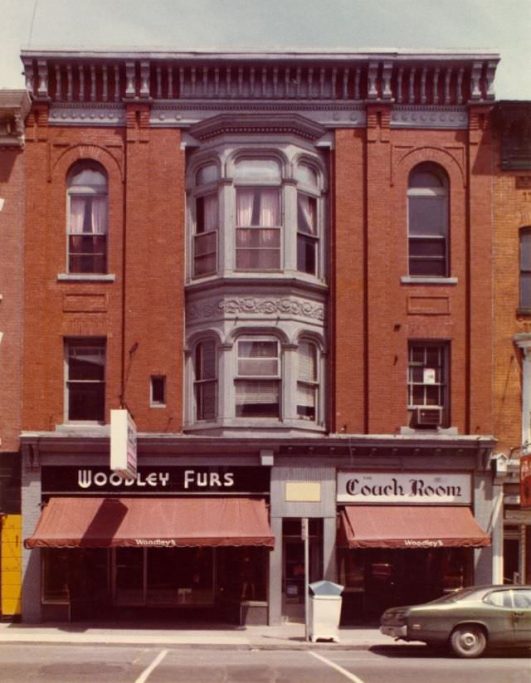 Fascinating Vintage Photos of Downtown Belleville, Ontario in 1975