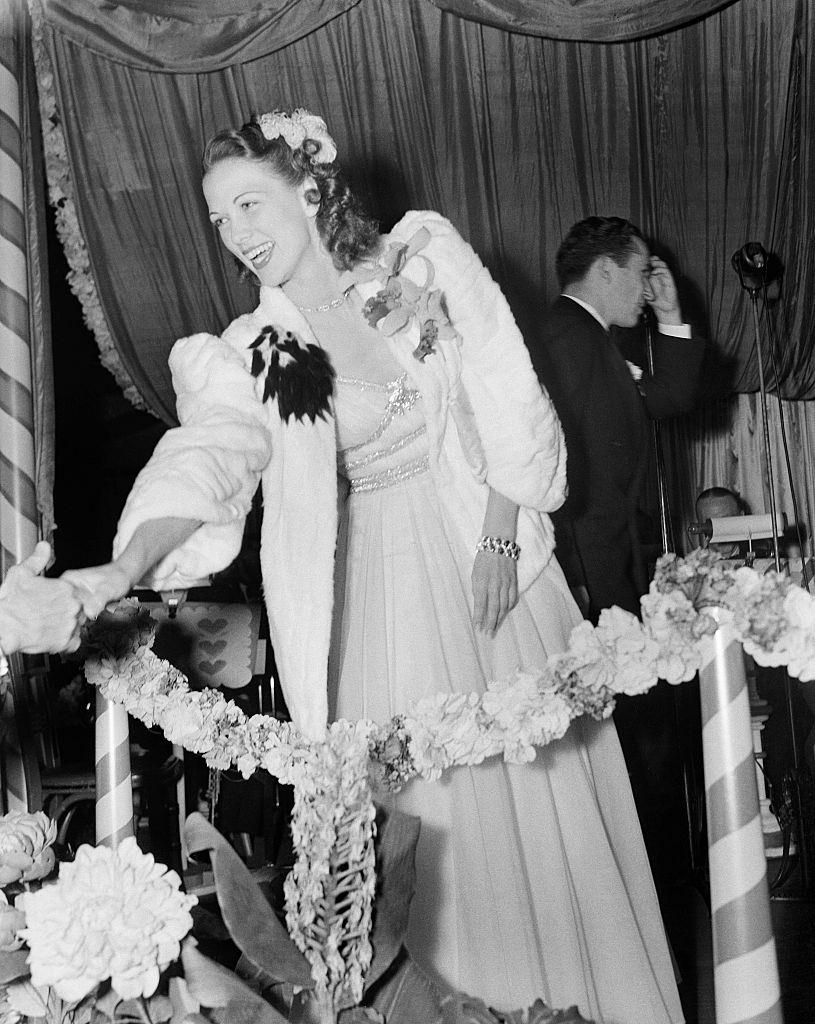 Eleanor Powell greets fans during an event in Los Angeles, 1940.