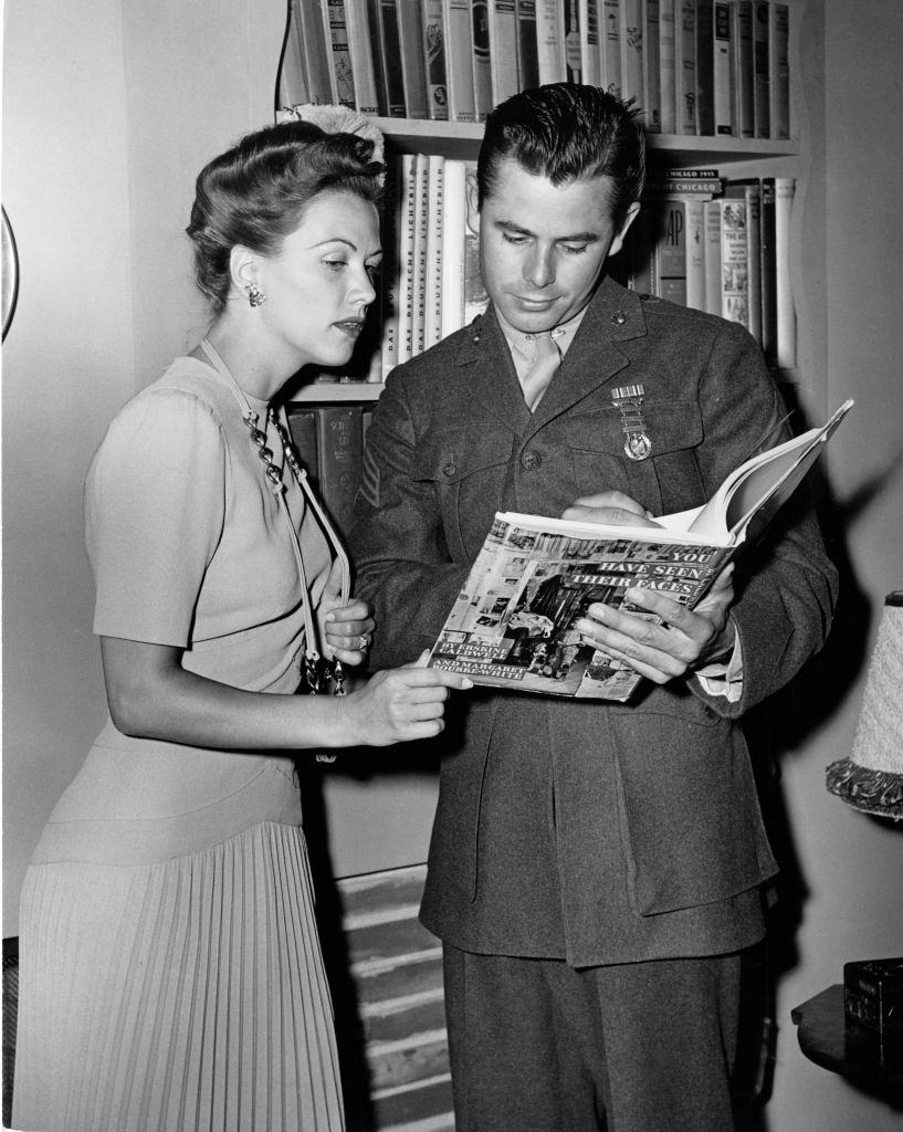 Eleanor Powell and Glenn Ford in the movie 'You Have Seen Their Faces', 1943.