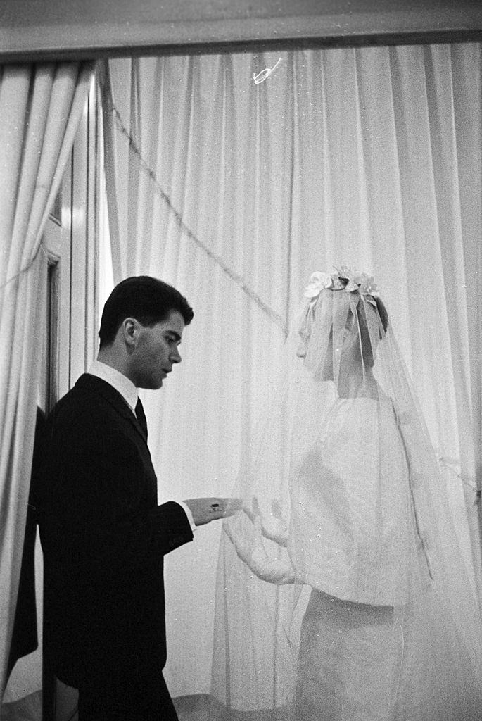 Karl Lagerfeld in front of the model who will present this showpiece, 1959.