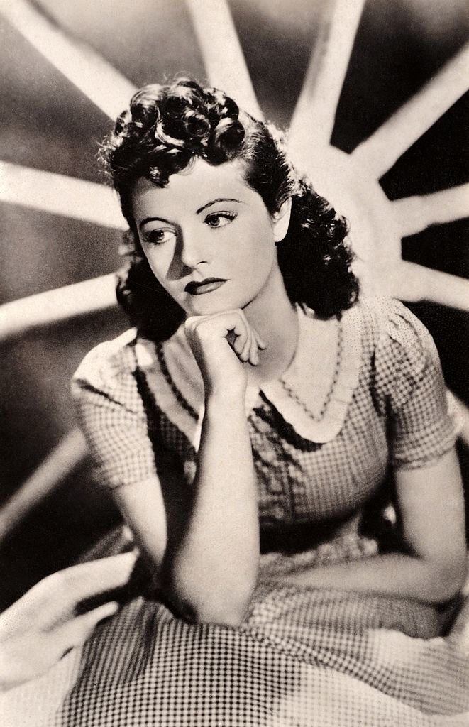 Margaret Lockwood with hands under his chin, 1940.