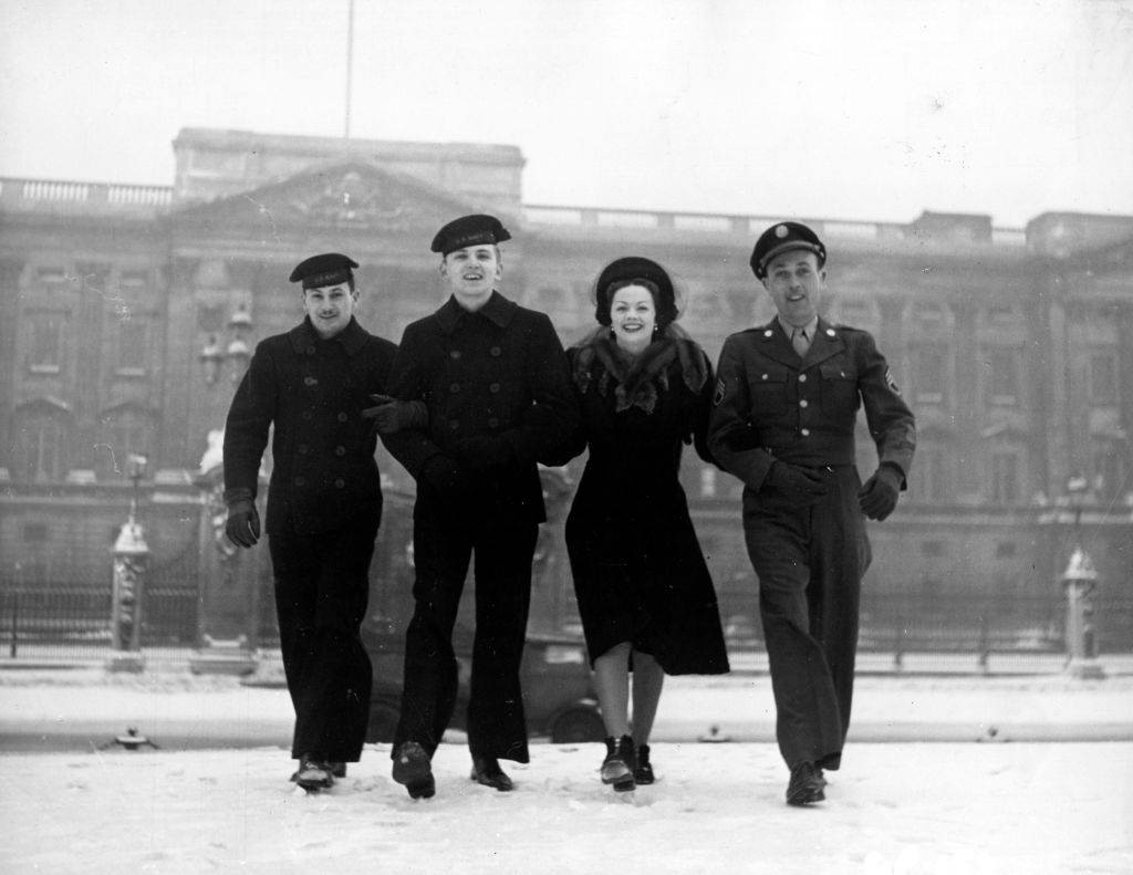 Margaret Lockwood outside Buckingham Palace with three American Servicemen, 1943.