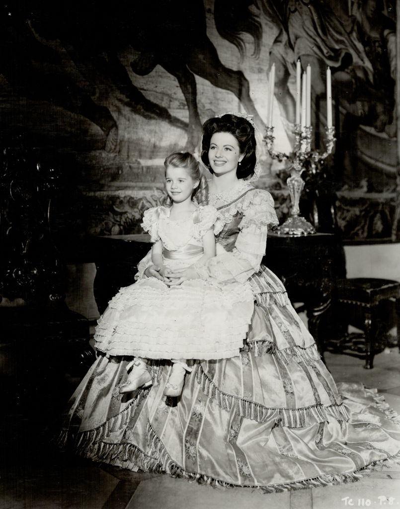 Margaret Lockwood holding her daughter, 1947.