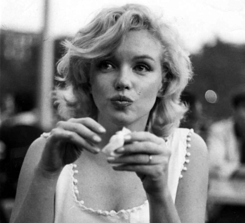 Marilyn Monroe and her Husband Arthur Miller eating Hot Dogs from a New York Street Stall, 1957