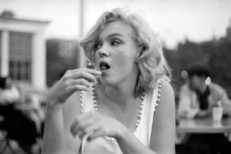 Marilyn Monroe and her Husband Arthur Miller eating Hot Dogs from a New York Street Stall, 1957