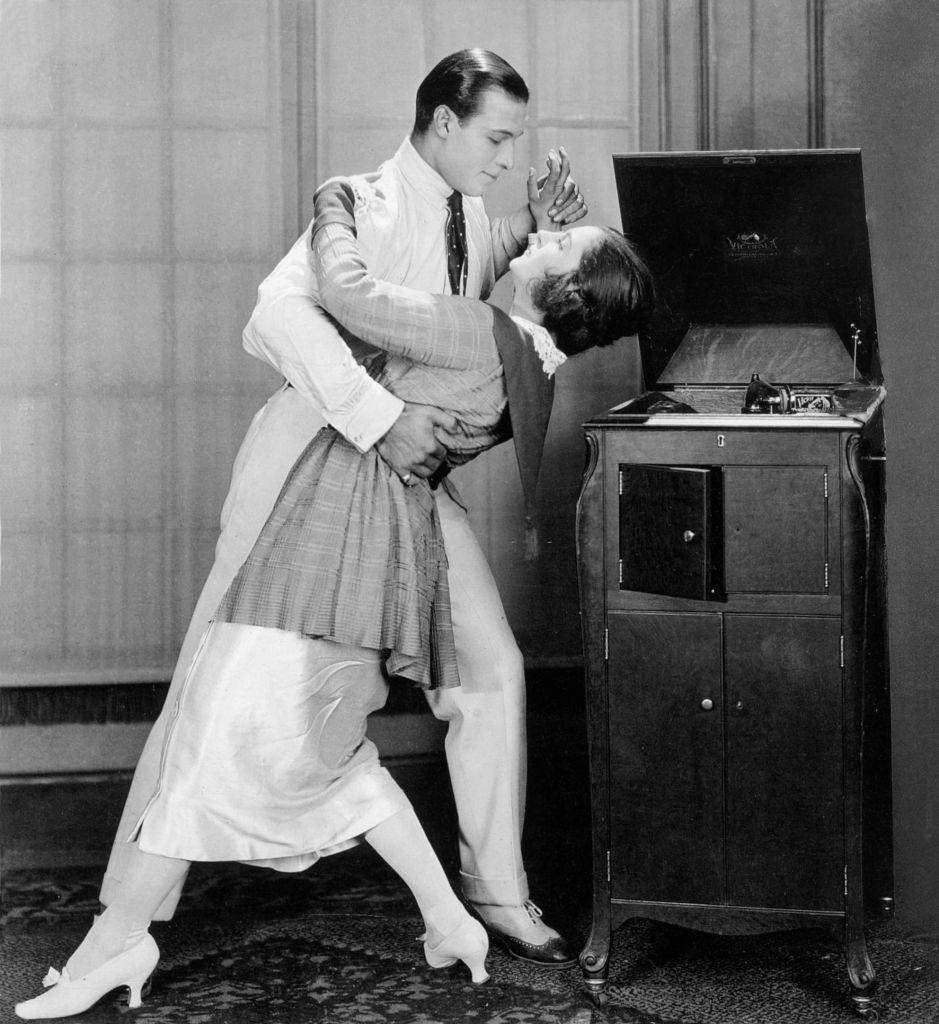 Natacha Rambova dancing with her husband, 1923.