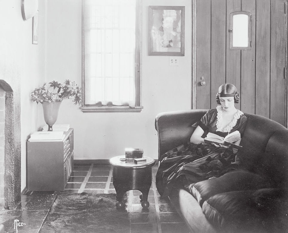 Natacha Rambova at home, 1922.