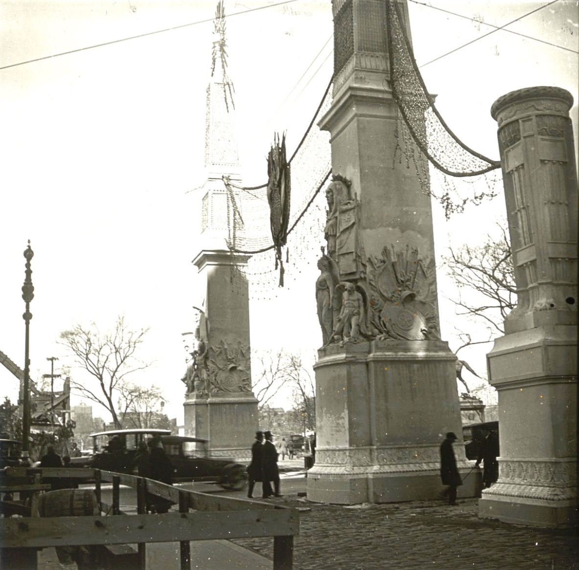 The temporary plaster and lath Arch of Jewels stretched across Fifth Avenue at 60th Street.