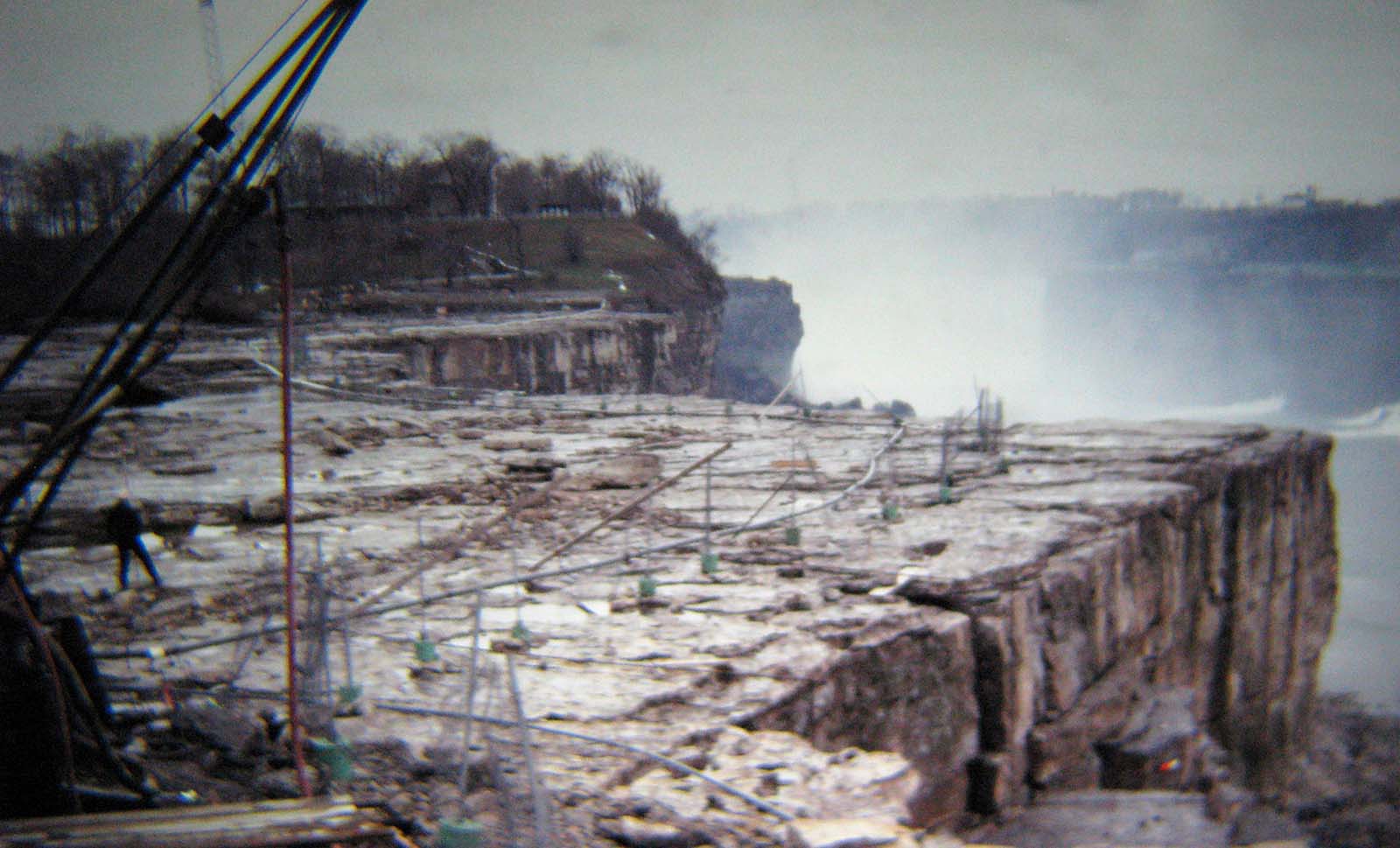 When The Niagara Falls Drained in 1969 For the First Time in 12,000 Years