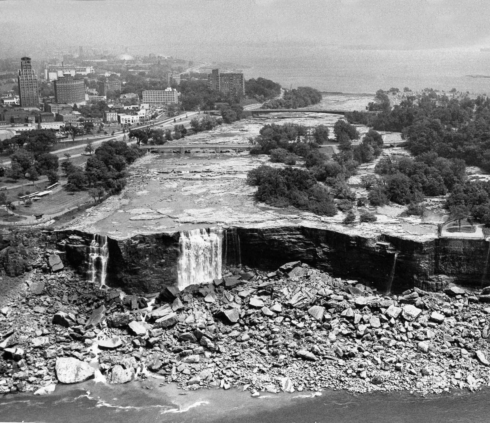 When The Niagara Falls Drained in 1969 For the First Time in 12,000 Years