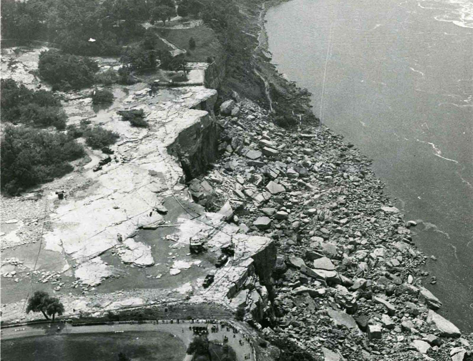 Two rockslides from the plate of the falls in 1931 and 1954 had caused a large amount of rock to be collected at the base.