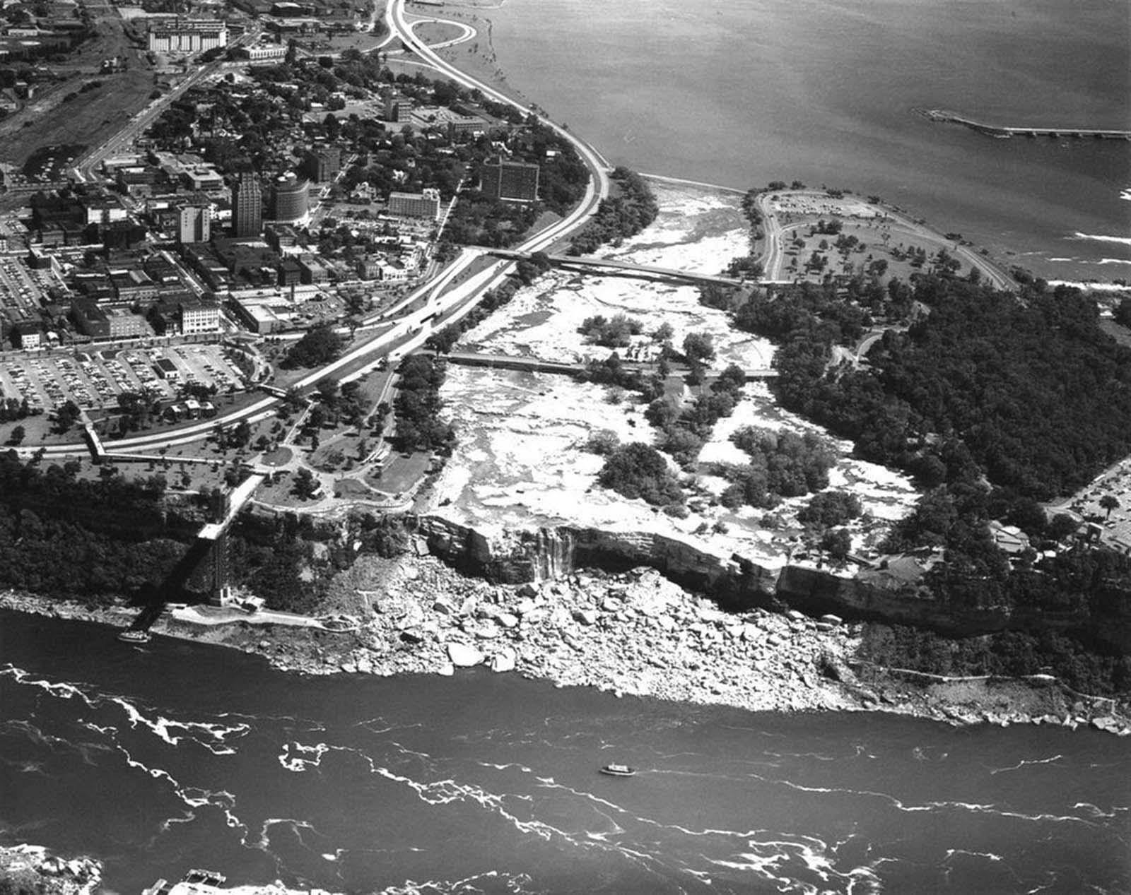 When The Niagara Falls Drained in 1969 For the First Time in 12,000 Years