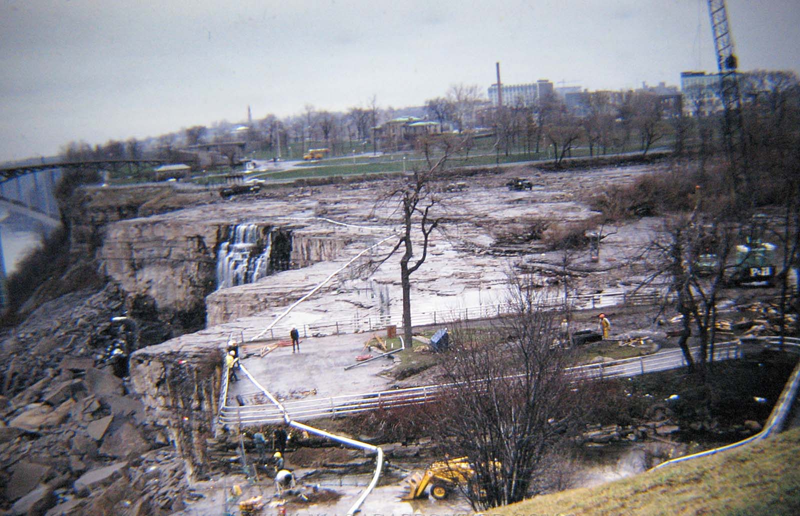 When The Niagara Falls Drained in 1969 For the First Time in 12,000 Years